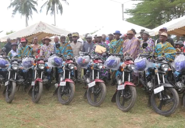 Côte d'Ivoire : Des motos offertes à la chefferie de Dahiépa Kéhi par le président Ouattara