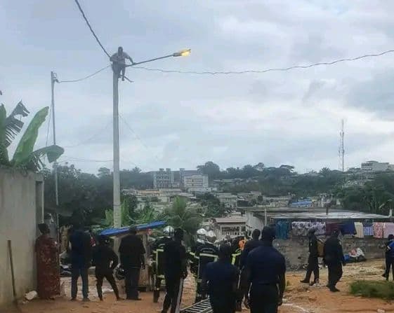 Côte d'Ivoire : Yopougon, un homme tente de se suicider en se jetant depuis le sommet d'un poteau électrique