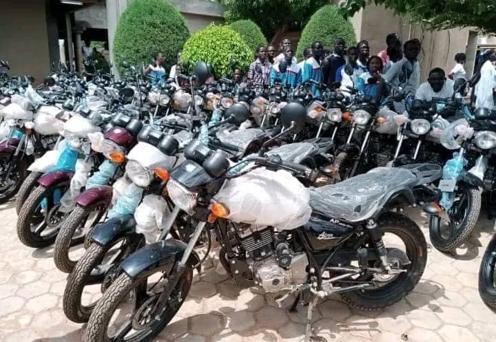 Burkina Faso : Les exploitants miniers artisanaux offrent 50 motos d’une valeur de 35 millions fcfa aux FDS