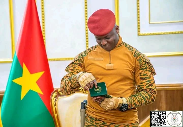 Burkina Faso : Espace AES, le Président Ibrahim Traoré tient son passeport biométrique
