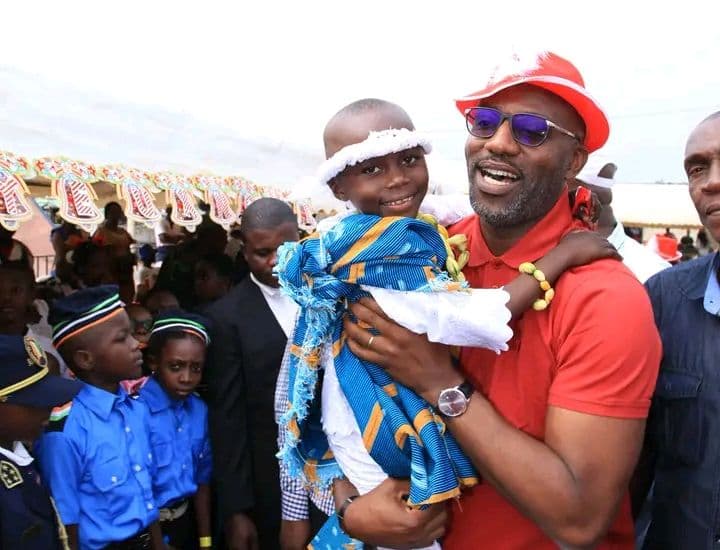 Côte d'Ivoire : Yopougon, 3000 cadeaux offerts aux enfants par Dia Houphouët Augustin