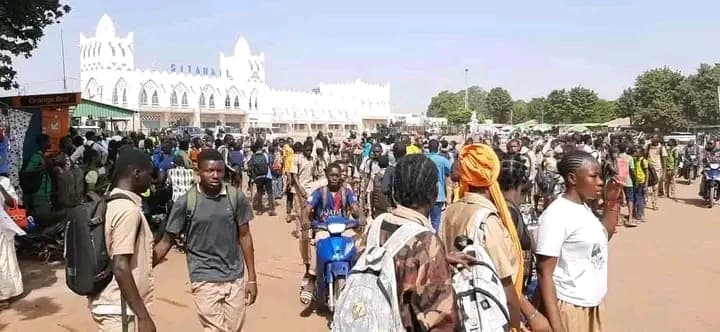 Burkina Faso : Bobo-Dioulasso, les élèves dans la rue manifestent après la mort de leur camarade tué par un bus de la SOTRACO