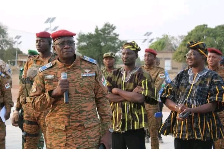 Burkina Faso : Le ministre de la Défense appelle les soldats à donner « le coup de grâce » aux terroristes en 2025