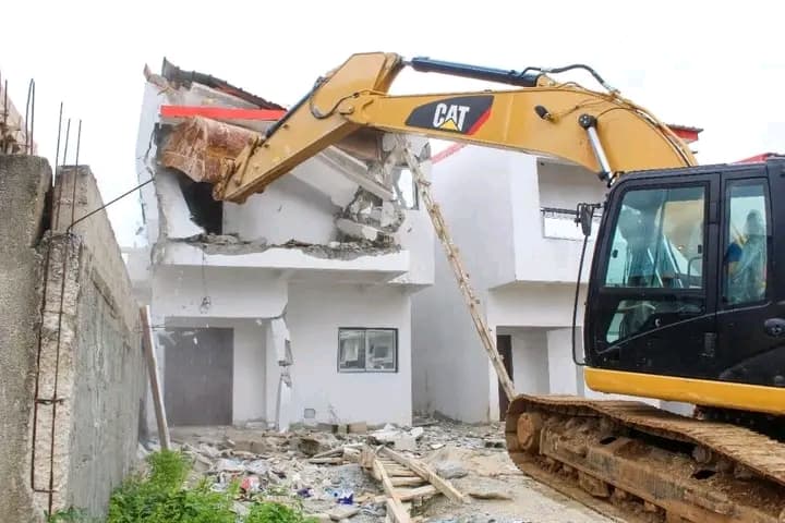 Côte d'Ivoire : À Cocody, 3 villas duplex et une clôture construites anarchiquement démolies