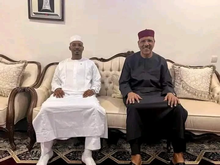 Niger : Fin de visite du président Deby à Niamey après avoir échangé avec le président déchu Mohamed Bazoum