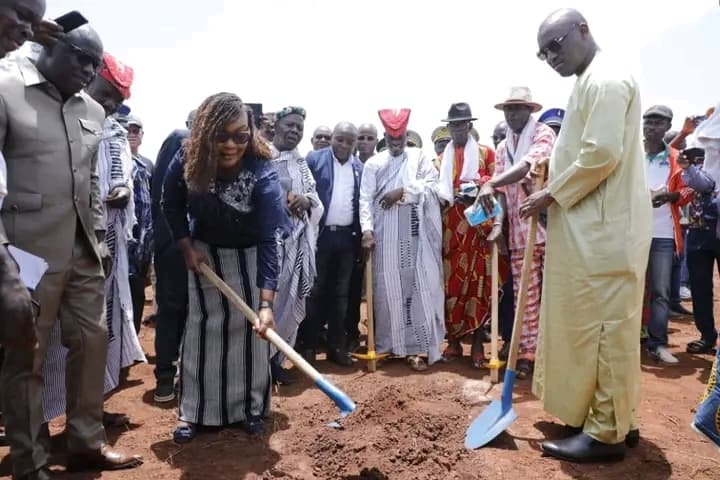 Côte d'Ivoire : Vavoua, la ministre Myss Belmonde Dogo lance les travaux de la maison des chefs traditionnels