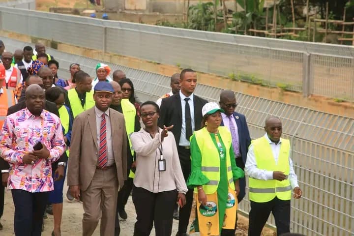 Côte d'Ivoire : Le ministre Bouaké Fofana et une délégation de la Banque mondiale visitent les ouvrages d’assainissement du PARU