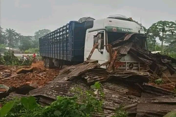 Cameroun : Un camion transportant des boeufs perd le contrôle, fonce dans une maison et tue 3 personnes