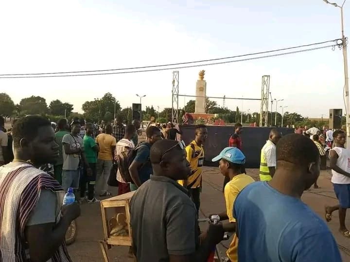 Burkina Faso : Des manifestants dressent un podium pour un concert de soutien au Capitaine Ibrahim Traoré