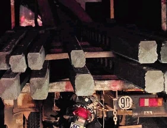 Côte d'Ivoire : Dabou, un motocycliste percute mortellement l’arrière d’un camion chargé de poteaux électrique