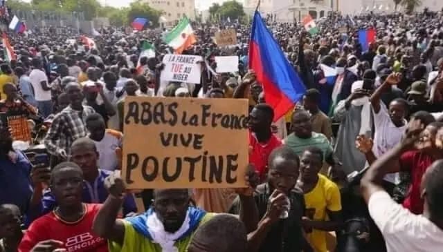 Niger : Haro de milliers de partisans du régime militaire contre la France