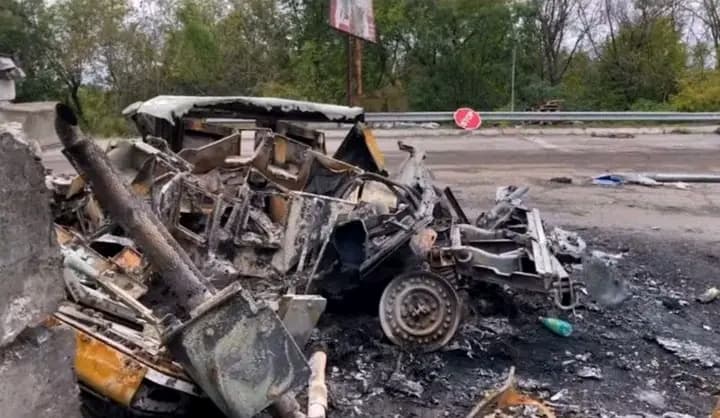 Guerre en Ukraine : Un char russe d'un tir frontal précis, détruit une jeep blindée américaine qui tentait de pénétrer dans Balakleya