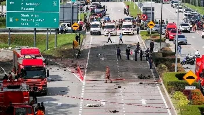 Malaisie: Le crash d'un avion sur une route fait dix morts