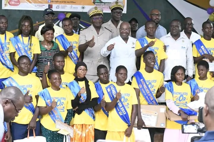 Côte d'Ivoire : Daoukro, les meilleurs bacheliers reçoivent des ordinateurs portables et des bourses d'études