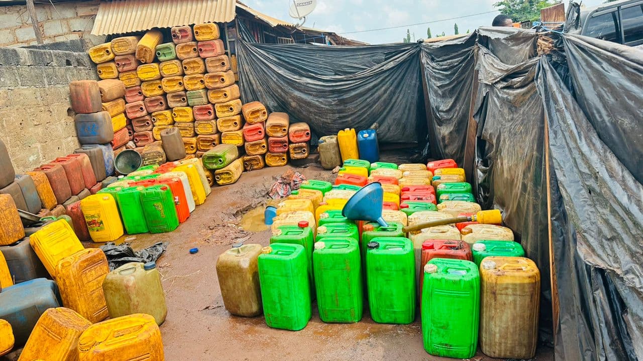 Côte d'Ivoire : À N'Douci, trois frères contrebandiers appréhendés, leur dépôt clandestin de carburant démantelé