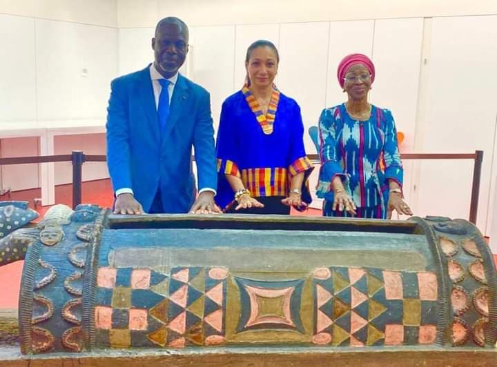 Côte d'Ivoire : À Paris, Françoise Remarck discute du retour du "Djidji Ayokwê" le tambour parleur du peuple Atchan