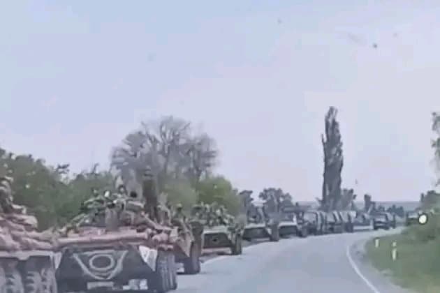 Guerre en Ukraine : La Russie envoie une énorme colonne de véhicules blindés à la défense de Krasny Liman