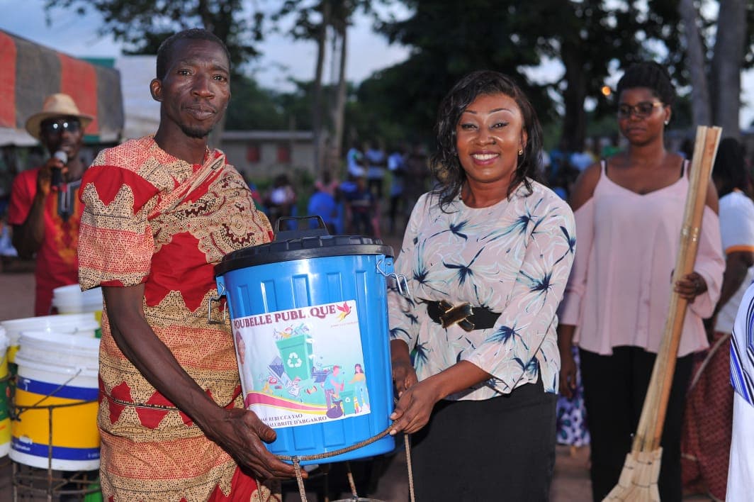 Côte d'Ivoire : Fête des mères à Diabo, les femmes d'Agbakro couvertes de cadeaux par la présidente d'une association