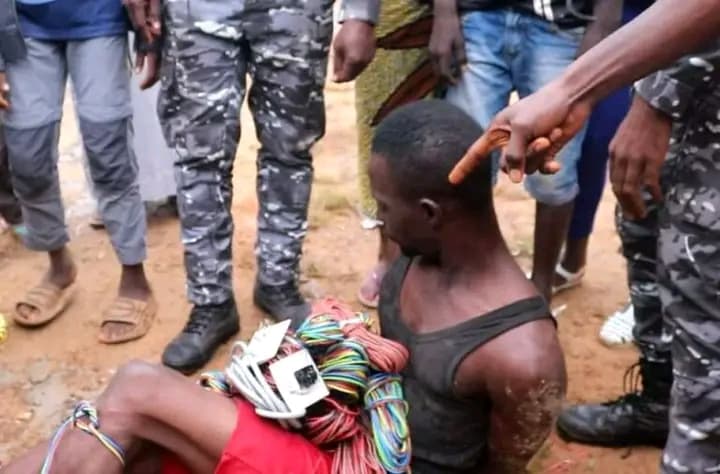 Côte d'Ivoire : Gagnoa, un voleur de câbles électriques appréhendé dans les plafonds d'un collège
