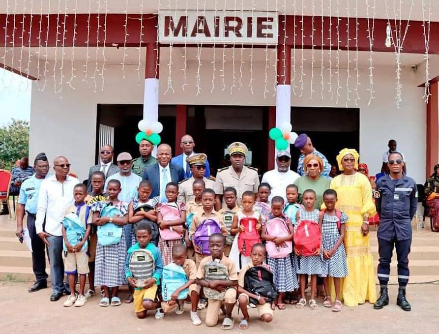 Côte d'Ivoire : Dimbokro, le Maire Adama Coulibaly offre des kits scolaires aux élèves et du matériel didactique aux établissements