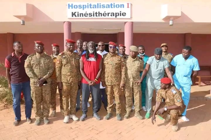 Burkina Faso : Tiken Jah Fakoly salue le patriotisme des soldats burkinabè blessés au front