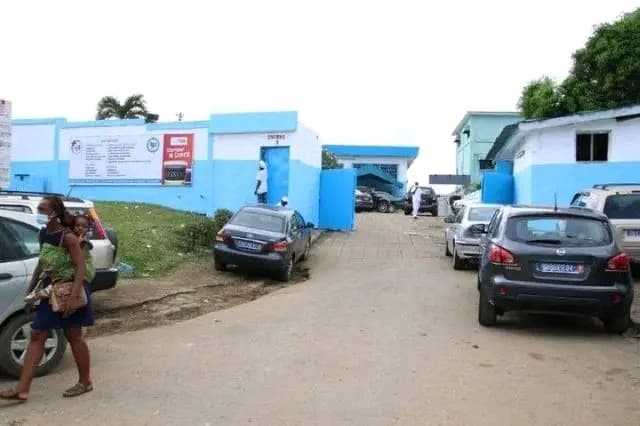 Côte d'Ivoire : Une fille évacuée à la maternité après avoir donné naissance à un nouveau né devant les locaux de Fraternité Matin