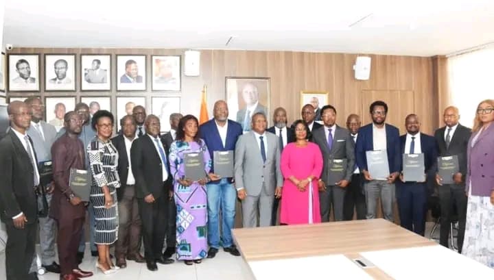 Côte d'Ivoire : La première promotion des diplômés du programme Exécutive Master en Management des Médias reçue par le ministre Amadou Coulibaly