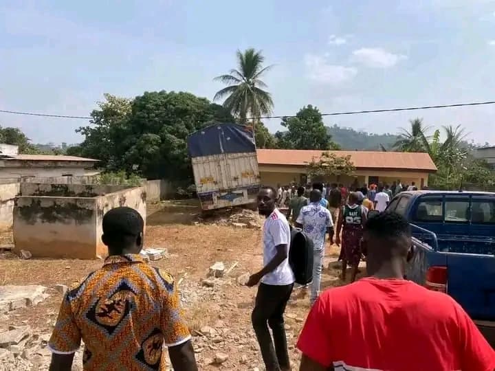 Côte d'Ivoire : Abengourou, sans chauffeur, un camion fonce et détruit une partie de la gendarmerie