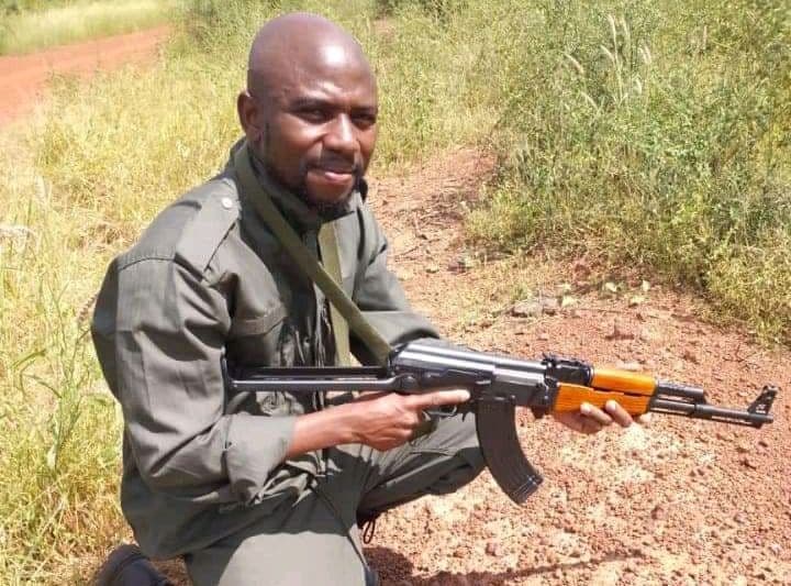 Burkina Faso : Premières images de Dr Harouna Louré en arme, une nouvelle recrue dans les rangs des VDP ?