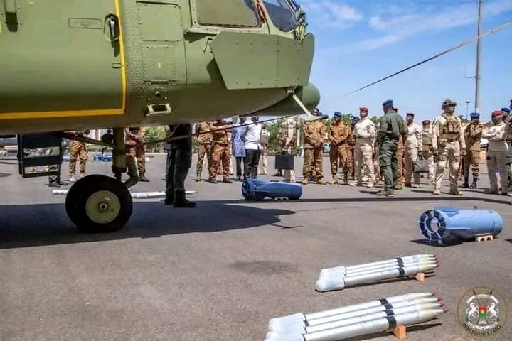 Burkina Faso : Reconquête du territoire, le Chef de l’Etat Ibrahim Traoré échange avec le personnel de l’Armée de l’air