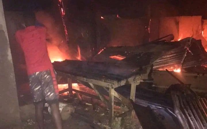 Côte d'Ivoire : Dabou, deux ateliers de menuiserie partent en fumée