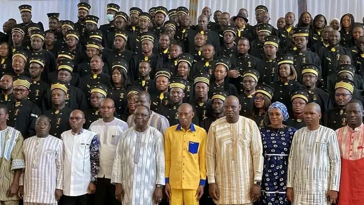 Burkina Faso : Les magistrats et greffiers portent leur toge en Faso Dan fani