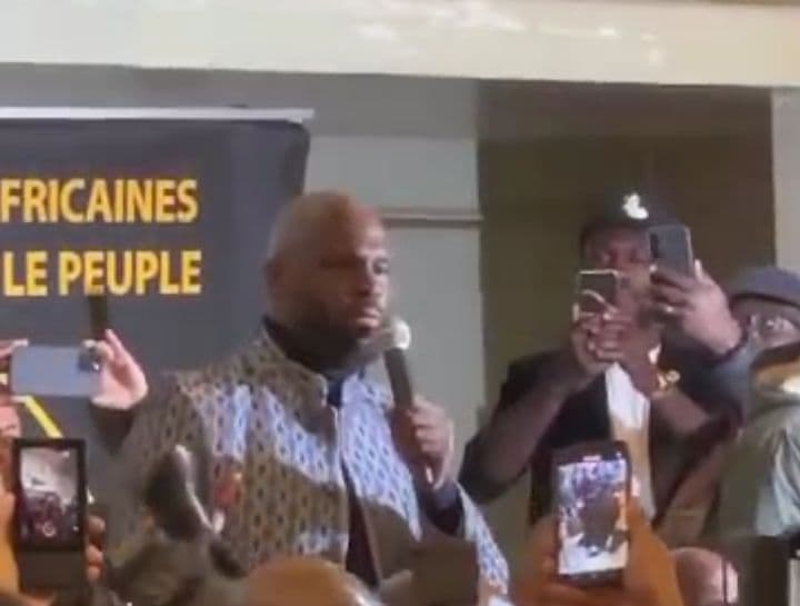 France : Paris, "Je suis un homme Noir libre..." clame Kémi Séba qui brûle son passeport français (Vidéo)