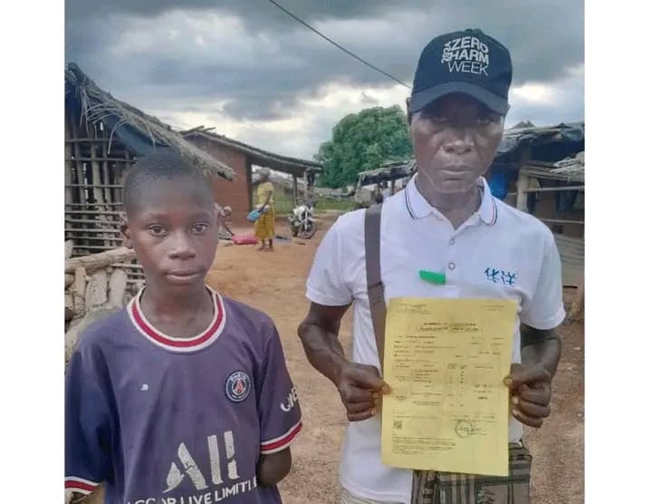 Côte d'Ivoire : Sans bras et se servant de ses orteils pour écrire, un admis au CEPE plaide pour avoir des prothèses