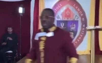 USA : Un prêtre braqué durant un sermon diffusé en direct sur internet
