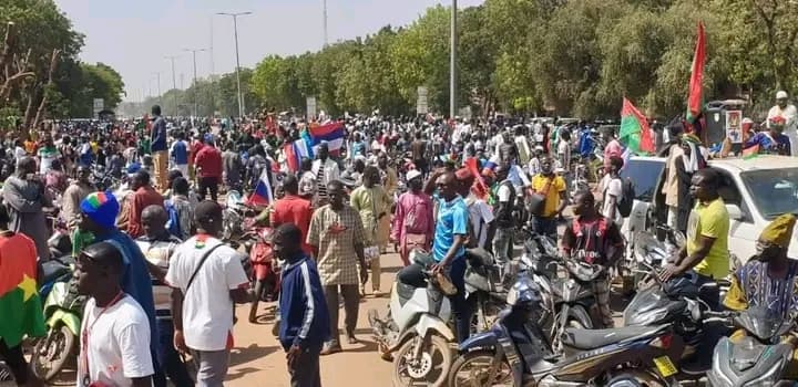 Burkina Faso : Des manifestants bloquent l'accès à l'ambassade de France et exigent le départ de l'ambassadeur français