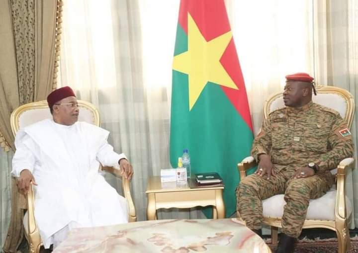 Burkina Faso : Menacé par des groupes terroristes, Damiba prié par la CEDEAO de réduire la durée de transition de deux au maximum