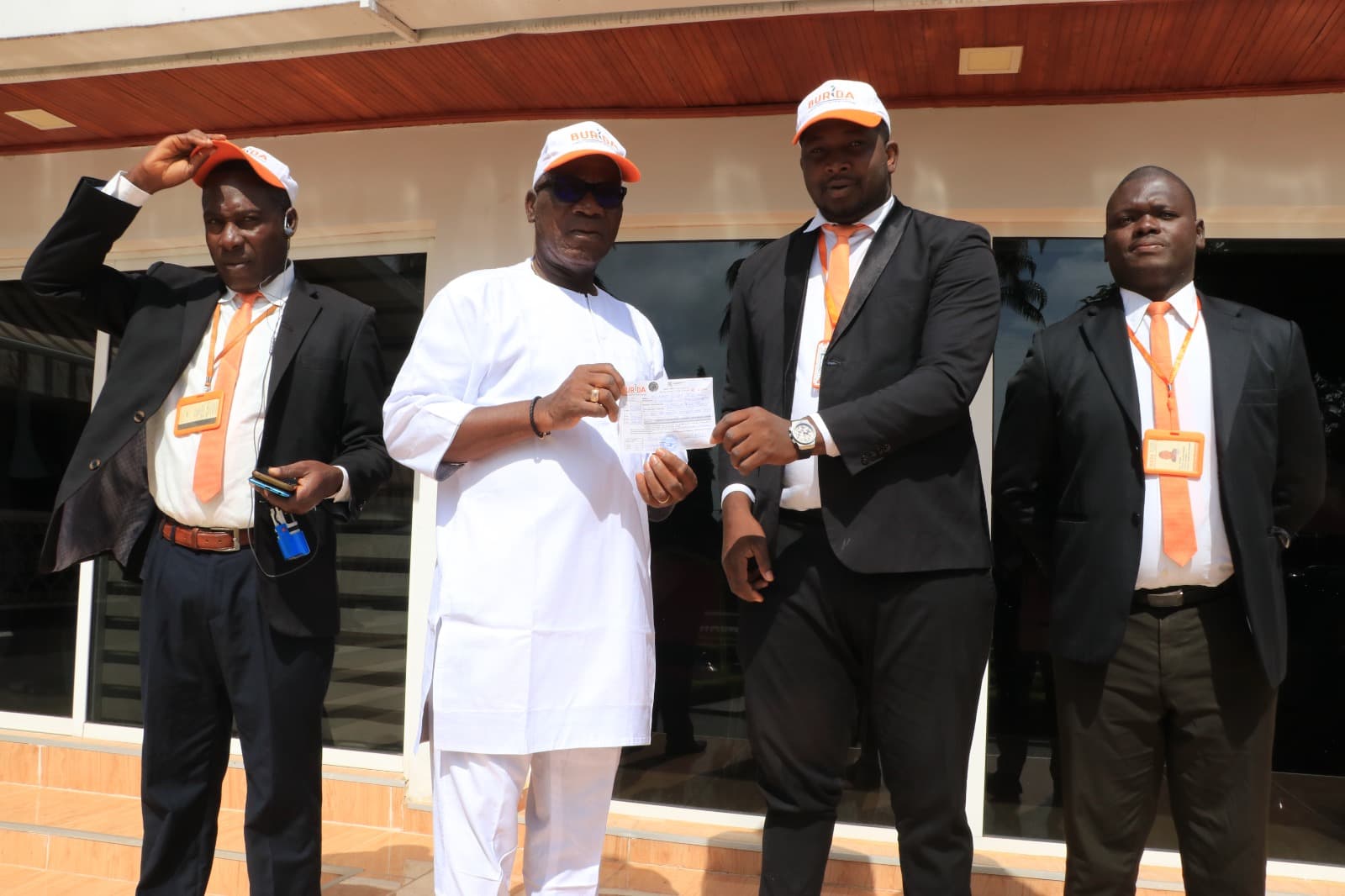 Côte d'Ivoire : Gbêkê, en bon candidat respectant le travail des artistes, Assahoré paie la quittance BURIDA pour la campagne électorale