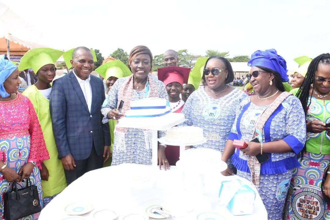 Côte d'Ivoire : Dans son ancien collège à Bouaké pour son cinquantenaire, la ministre Anne Ouloto invite les élèves à se battre afin de ressembler à la ministre Mariatou Koné