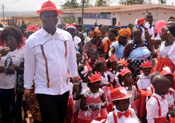 Côte d'Ivoire : Noël avant l'heure, un cadre RHDP offre des cadeaux aux enfants de Prikro