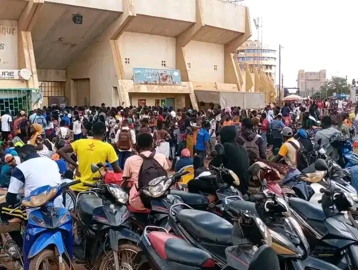 Burkina Faso : Ouagadougou, le stade pris d'assaut pour le dépôt de dossiers au concours de la SONAPOST