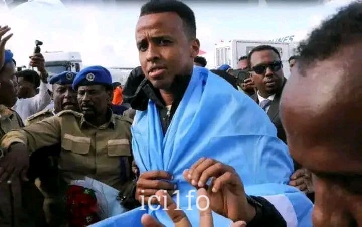 Somalie : Refoulé des États-Unis, l’arbitre Omar Artan accueilli en héros à Mogadiscio