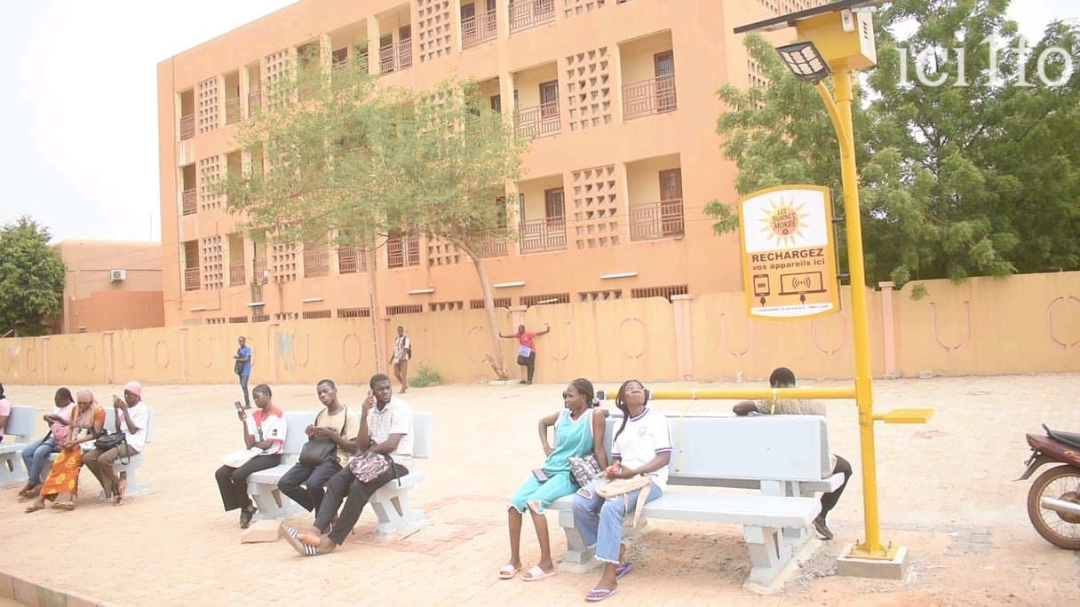 Burkina Faso : Ouagadougou, Faso Mêbo installe des bancs solaires pour recharger son téléphone entre deux cours