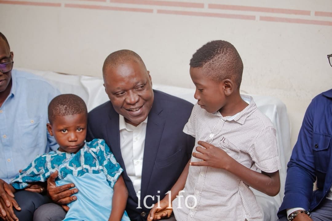 Côte d'Ivoire : Le ministre Amadou Koné réconforte la famille du jeune livreur assassiné à Cocody