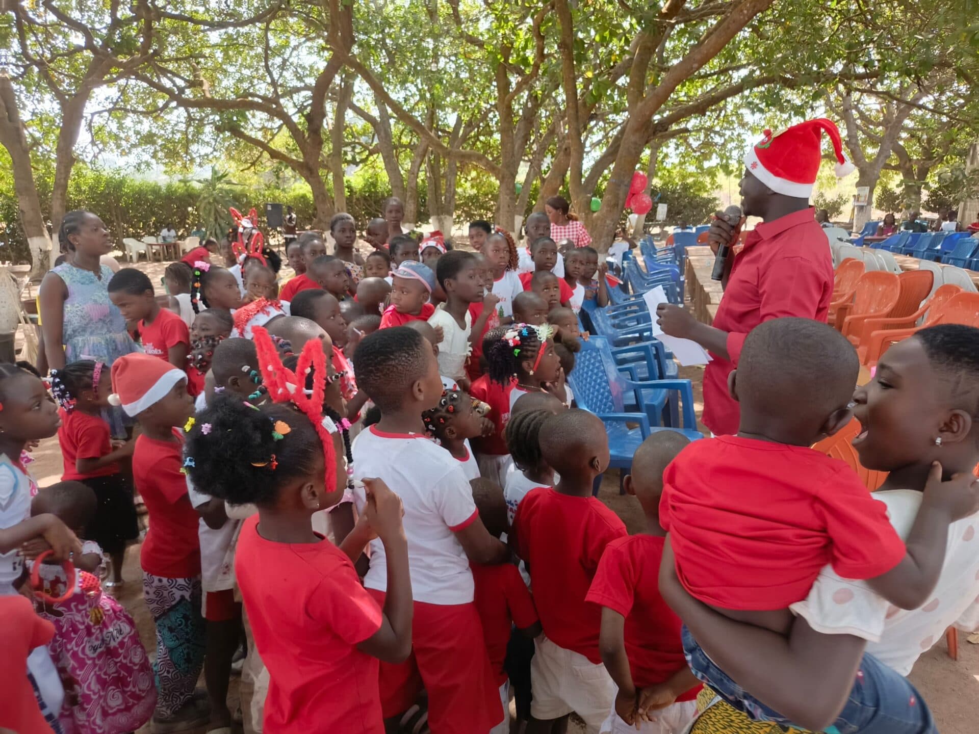 Côte d'Ivoire : Bouaké, Kouamé Konan offre des cadeaux de Noël à plusieurs enfants
