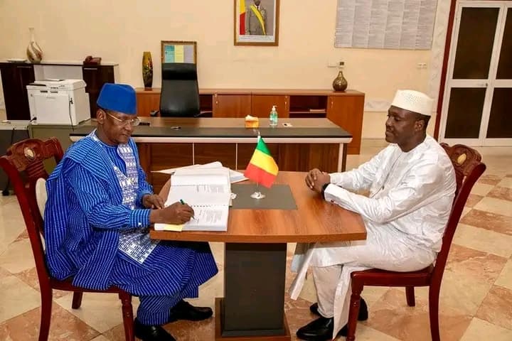 Mali : Choguel Maïga passe officiellement le témoin au général de division Abdoulaye Maïga