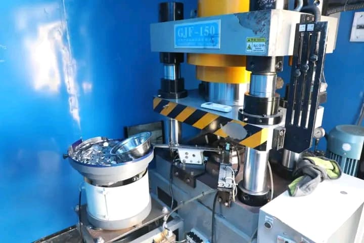 Côte d'Ivoire : Une usine de fabrication de fausses pièces démantelée, deux individus de race blanche interpellés