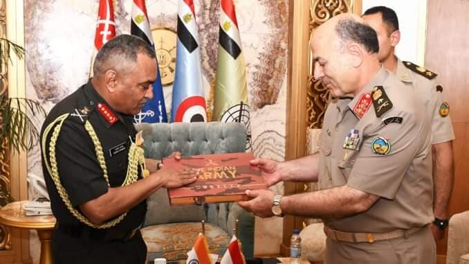 Égypte : Le chef d'état-major de l'armée discute du renforcement de la coopération militaire avec le commandant de l'armée indienne