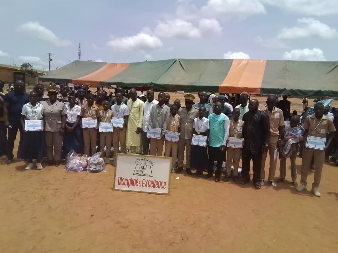 Côte d'Ivoire : Bonon, Épiphane Zoro et Djabakaté El Issiaka cadeautent les meilleurs élèves au lycée moderne