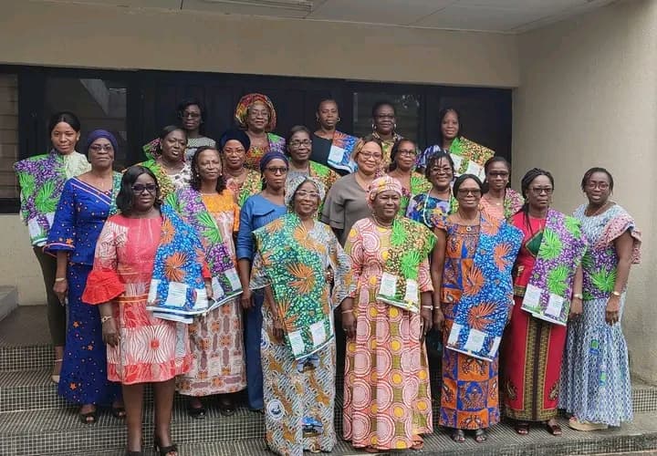 Côte d'Ivoire : JIF 2023, le DG de la SODEFOR offre le pagne à ses collaboratrices